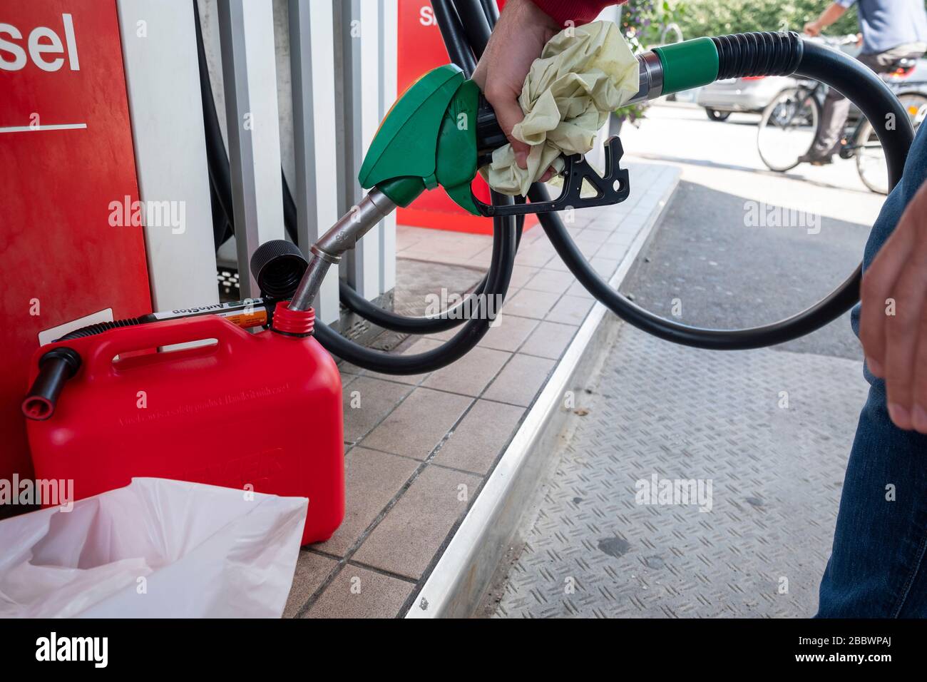 Jerrycan High Resolution Stock Photography and Images Alamy