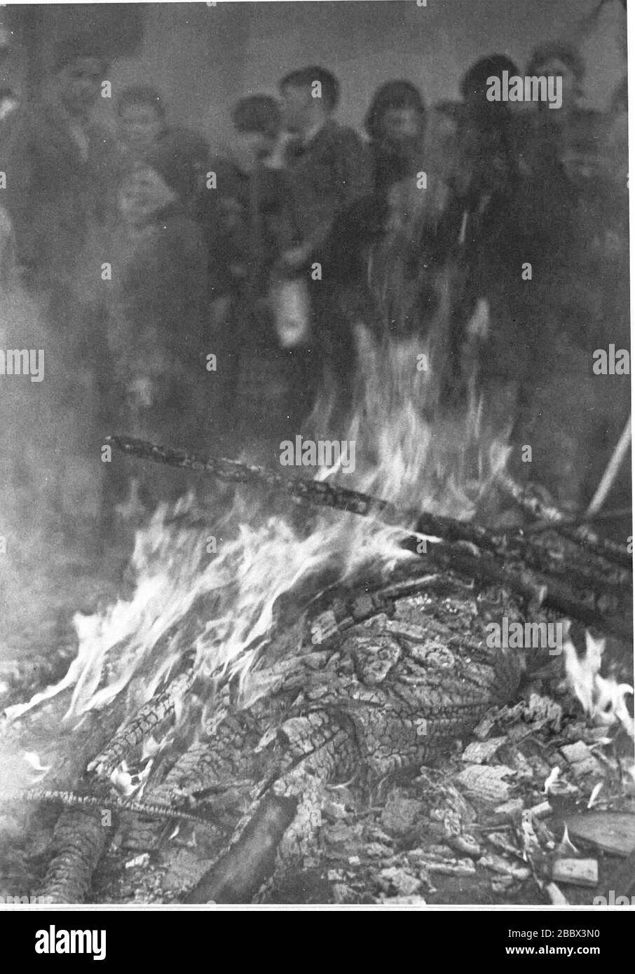 Slovenščina: Velikonočni sveti ogenj pri cerkvi na Jesenicah na veliko  soboto.; 23 March 1940; This image