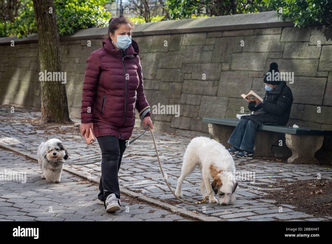 New York, USA. 1st Apr, 2020. People wear face masks and maintain social distancing in New York city during the coronavirus crisis. Credit: Enrique Shore/Alamy Live News Stock Photo