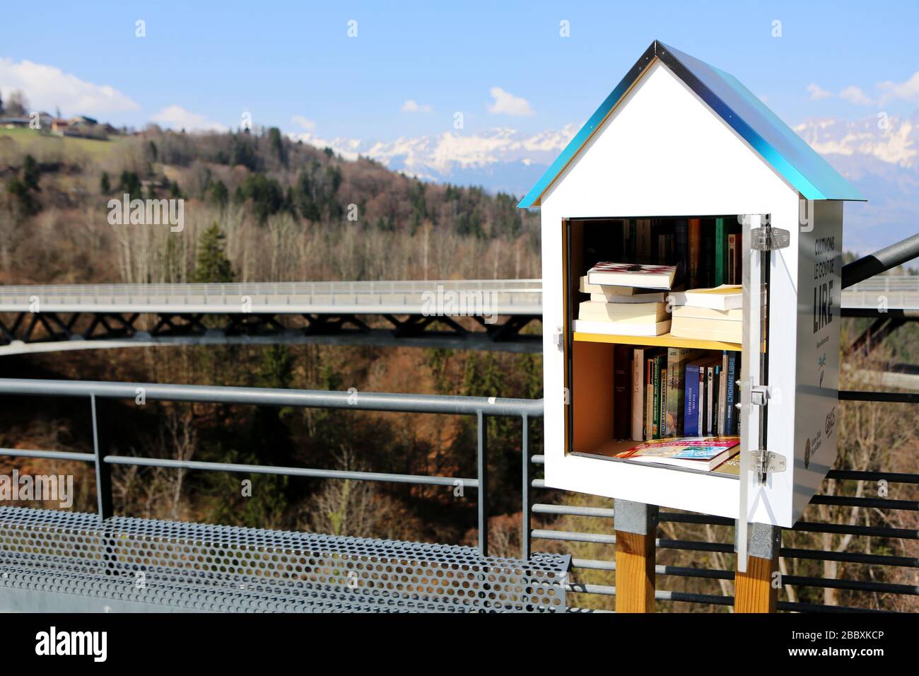 Boîte à livres. Pont de contournement. Alpes françaises. Saint-Gervais-les-Bains. Haute-Savoie. France. Stock Photo