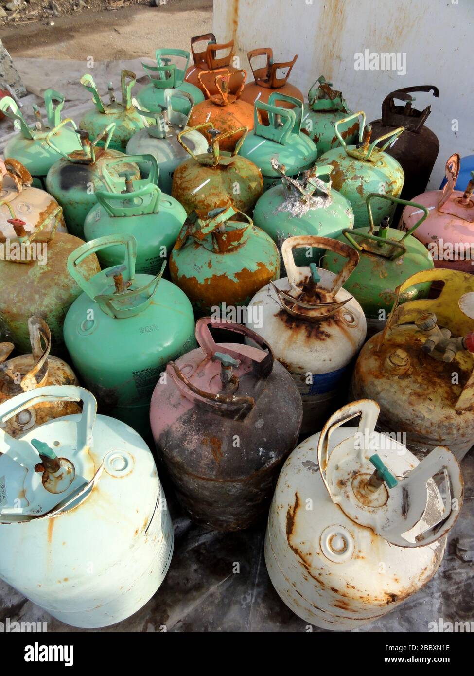 Freon tanks hires stock photography and images Alamy
