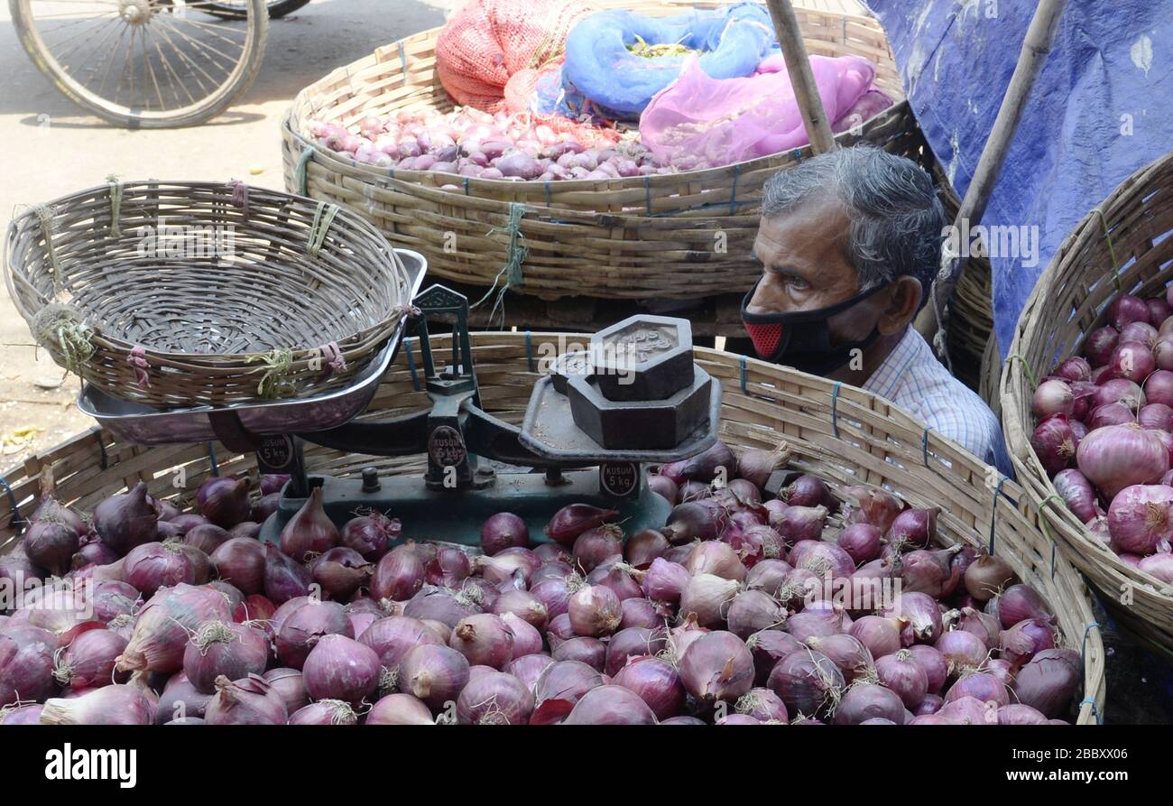 Kolkata, India. 01st Apr, 2020. Shop onwer wear mask at sale onion during  the nation wide lock down due to out break of COVID 19 Coronavirus. (Photo  by Ved Prakash/Pacific Press) Credit: