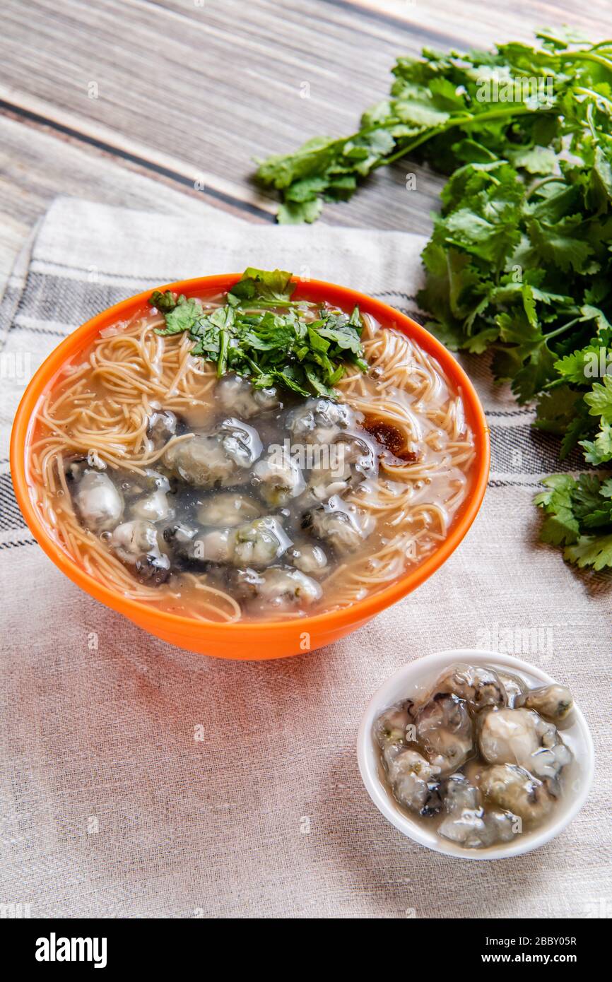 Oyster vermicelli is a delicious food in Taiwan. It‘s made with oysters