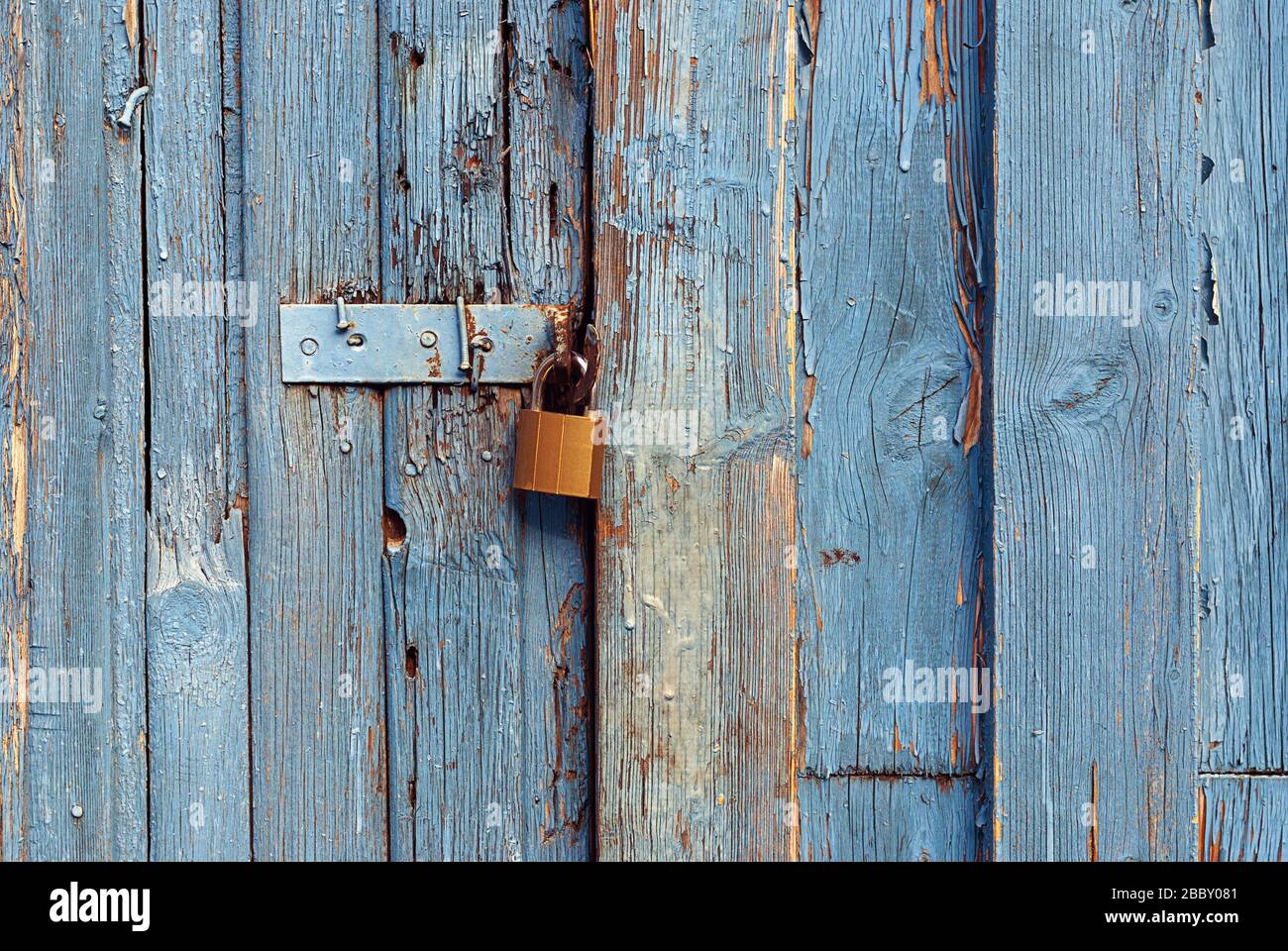 Old wooden door closed new hi-res stock photography and images - Alamy