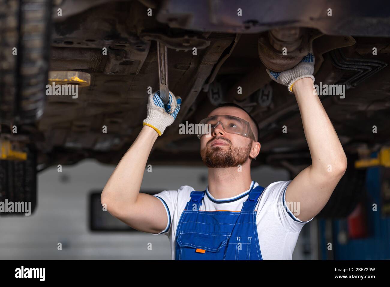 Garage with car repairs on a lift hi-res stock photography and images ...