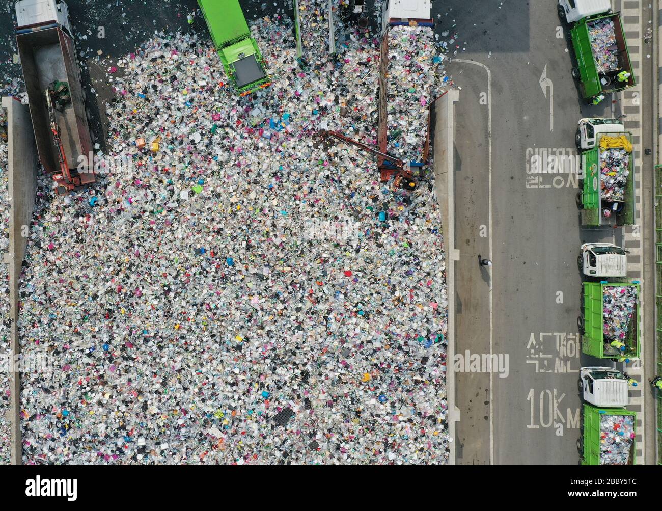 (200402) -- BEIJING, April 2, 2020 (Xinhua) -- Aerial photo taken on April 1, 2020 shows a recyclable garbage center in Suwon City of Gyeonggi Province, South Korea. (NEWSIS/Handout via Xinhua) Stock Photo