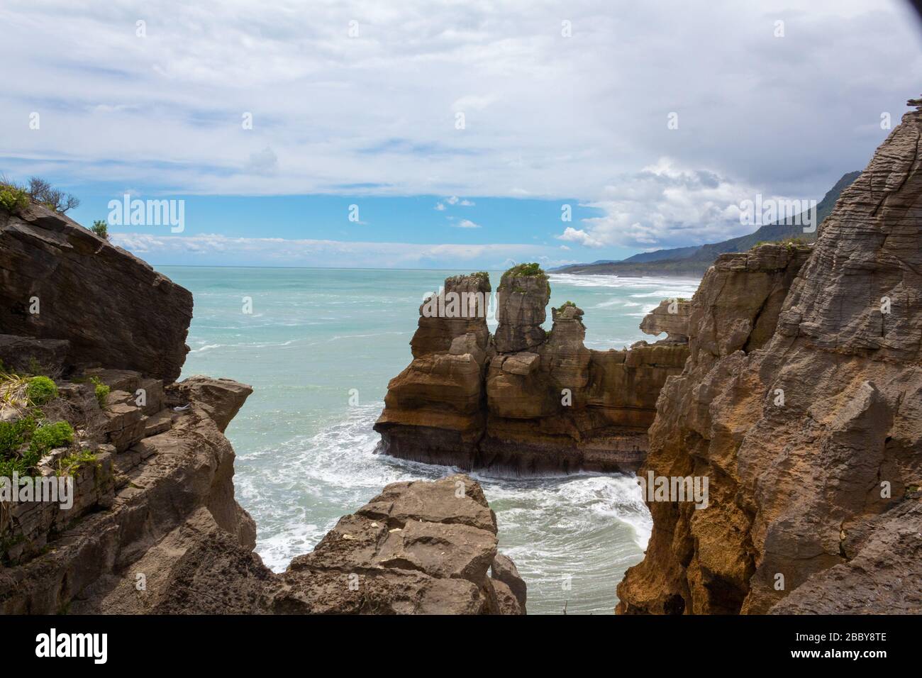 Pancake rocks view, layers of eroded limestone, in Punakaiki, Paparoa ...