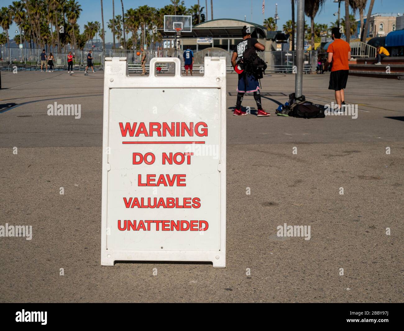 Warning do not leave items unattended theft prevention sign at public