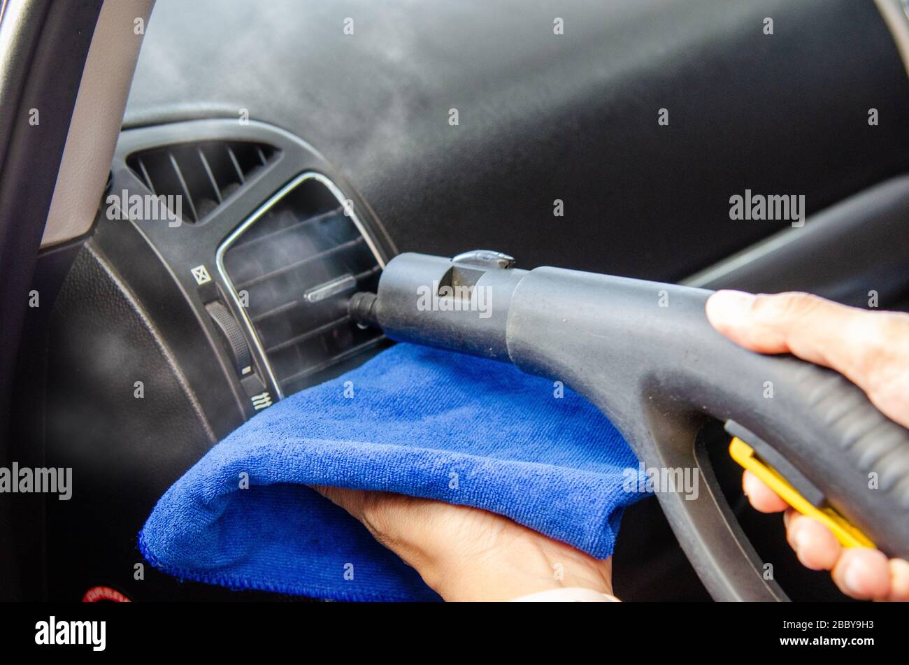 Clean the air of the car. Steam heat sterilization in air duct cleaning