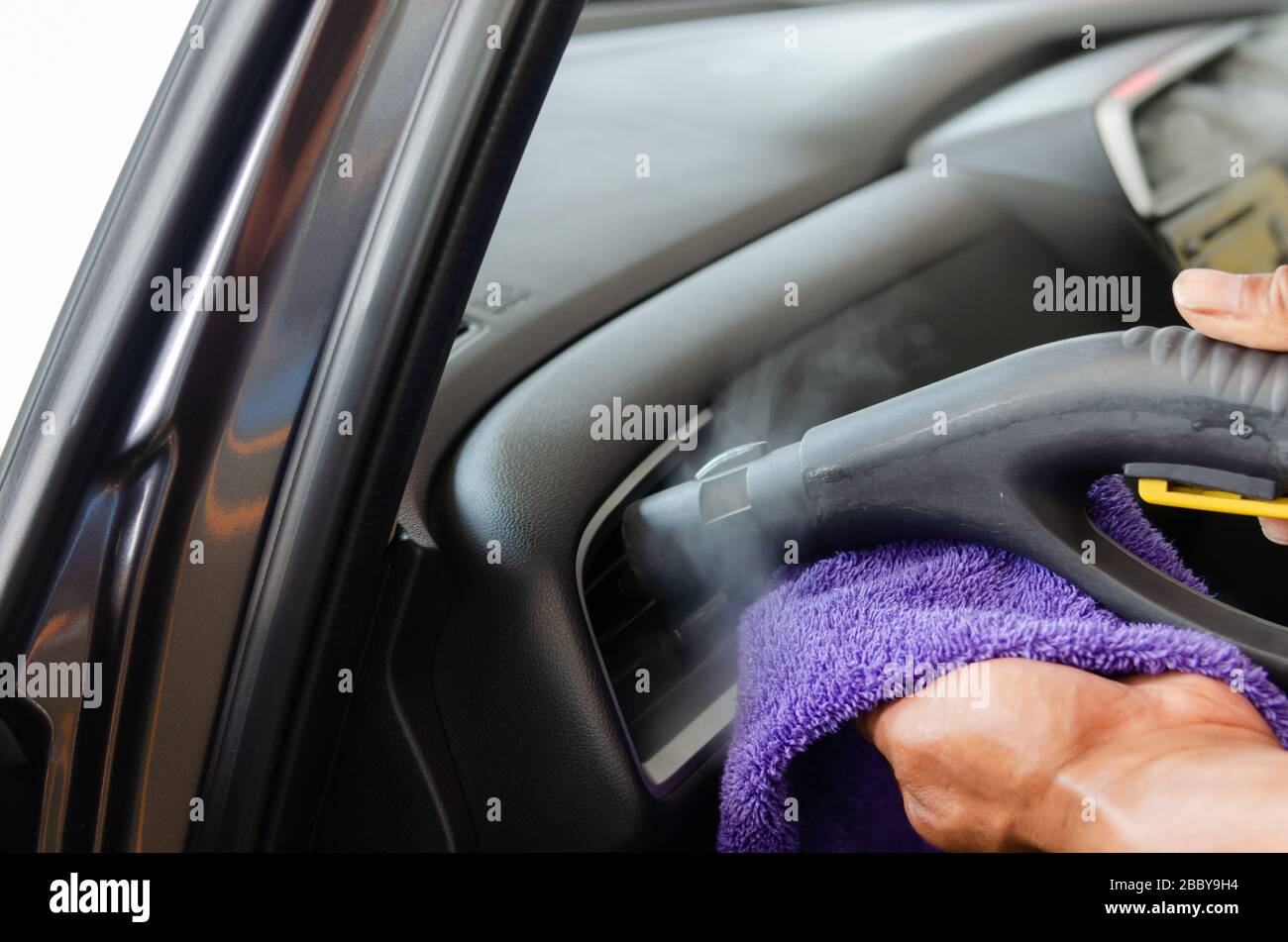 Clean the air of the car. Steam heat sterilization in air duct cleaning