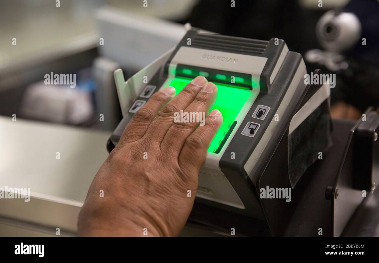 Screeing international passengers hi-res stock photography and images ...
