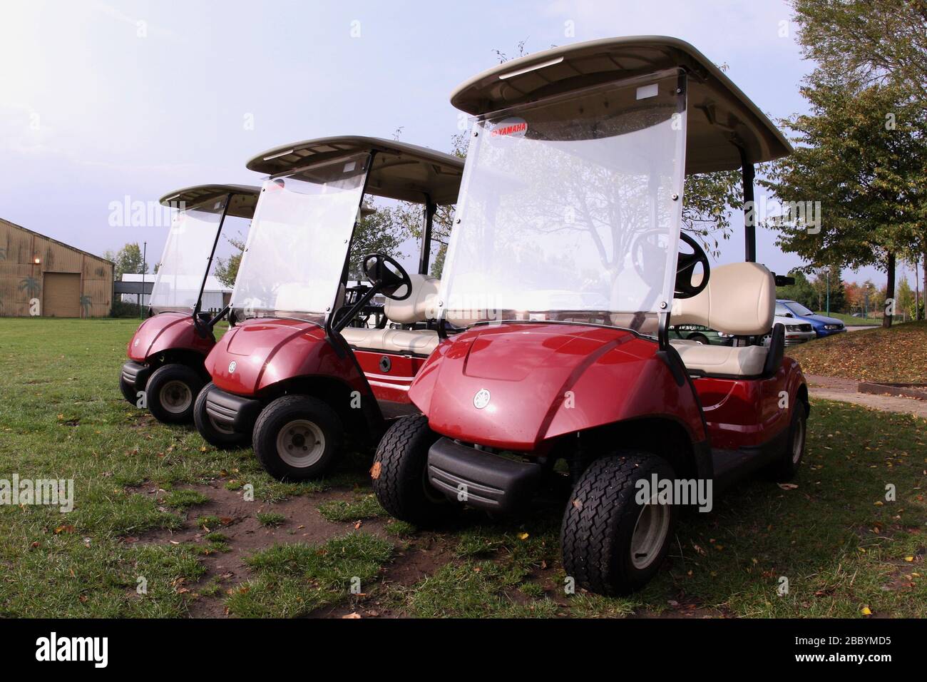 Gold buggy / Electric golf cart. Fairlop Waters Country Park, Fairlop Stock  Photo - Alamy