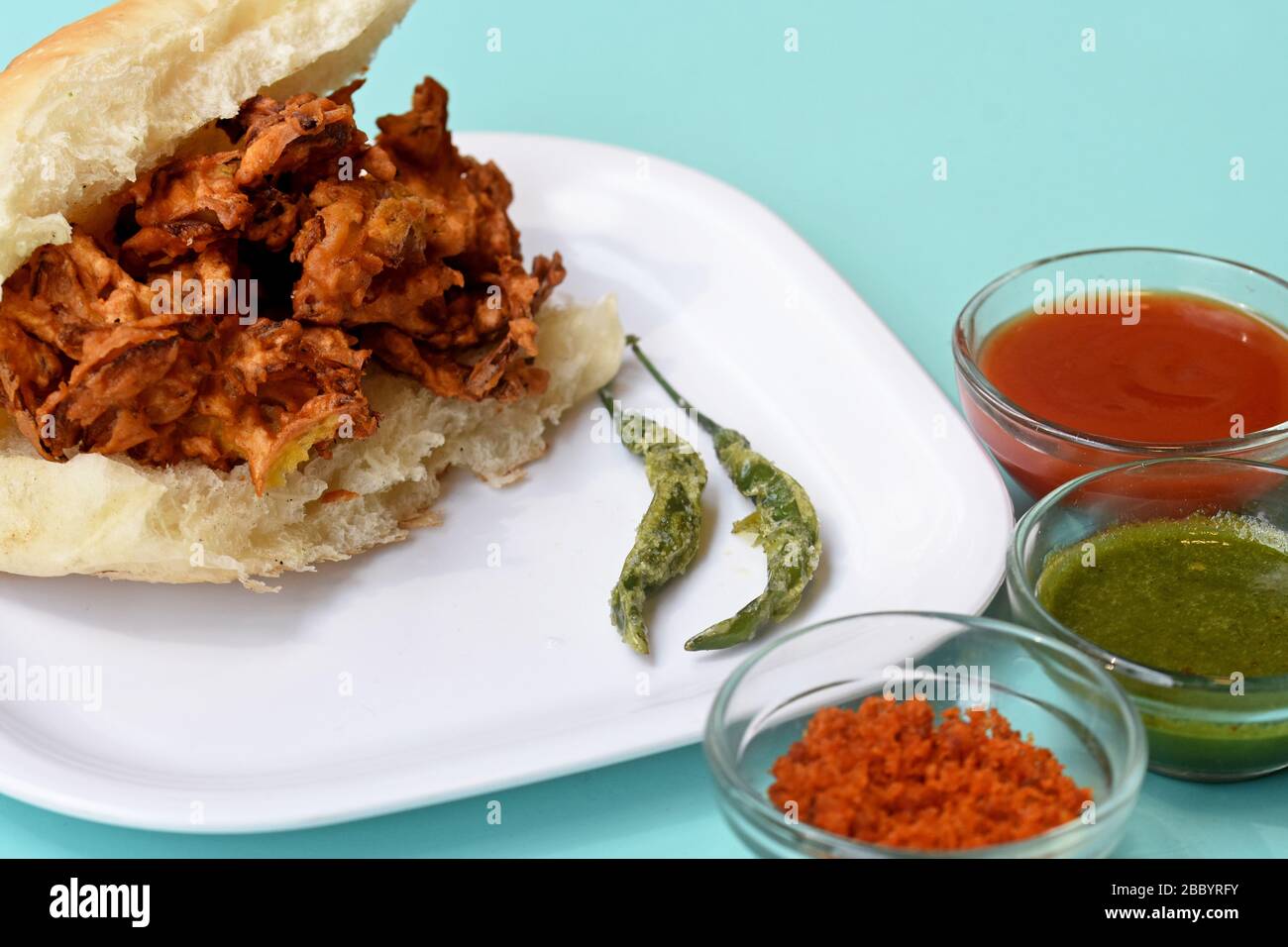 Crispy Kanda bhaji,Pyaj Pakode,fried onion pakoda,onion bhaji with pav