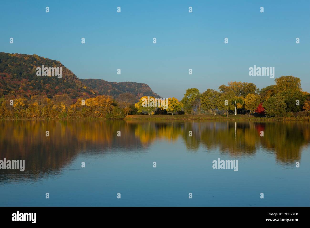 A scenic reflective lake landscape in autumn Stock Photo - Alamy