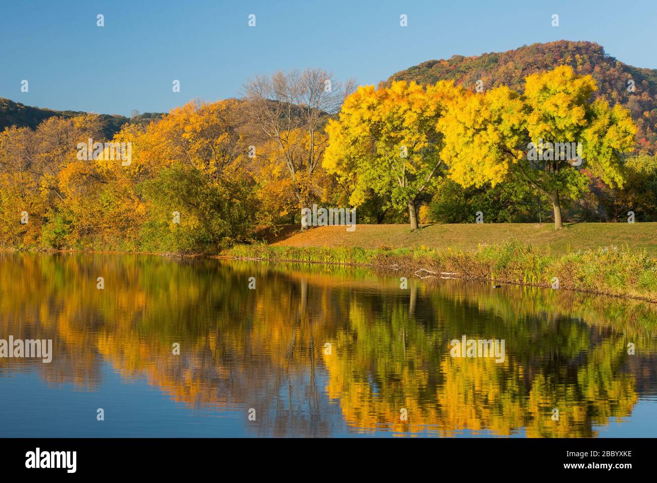 A scenic reflective lake landscape in autumn Stock Photo - Alamy