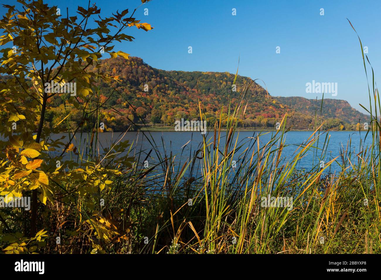 A scenic reflective lake landscape in autumn Stock Photo - Alamy