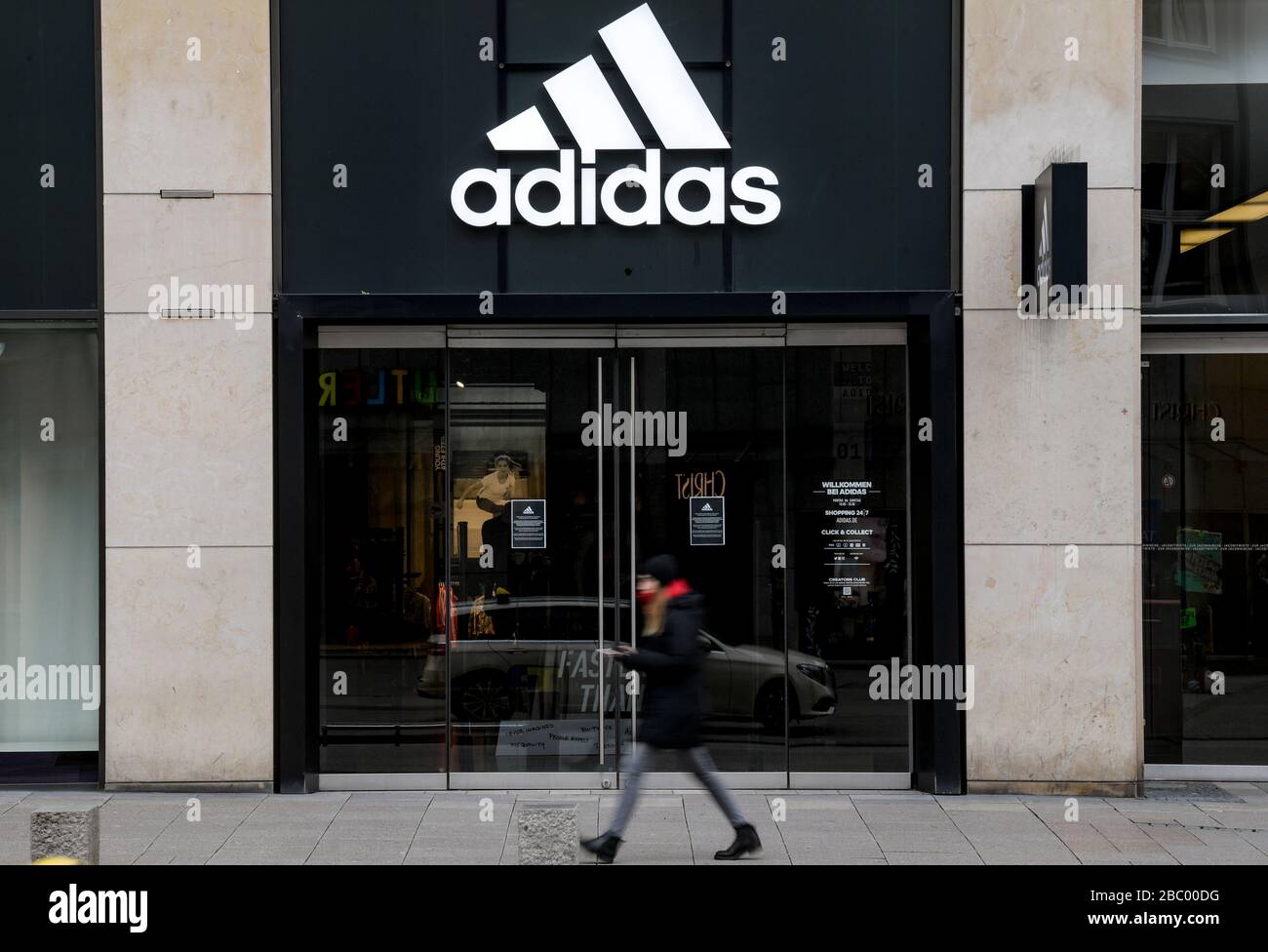midt i intetsteds løbetur mistænksom Adidas store front hi-res stock photography and images - Alamy