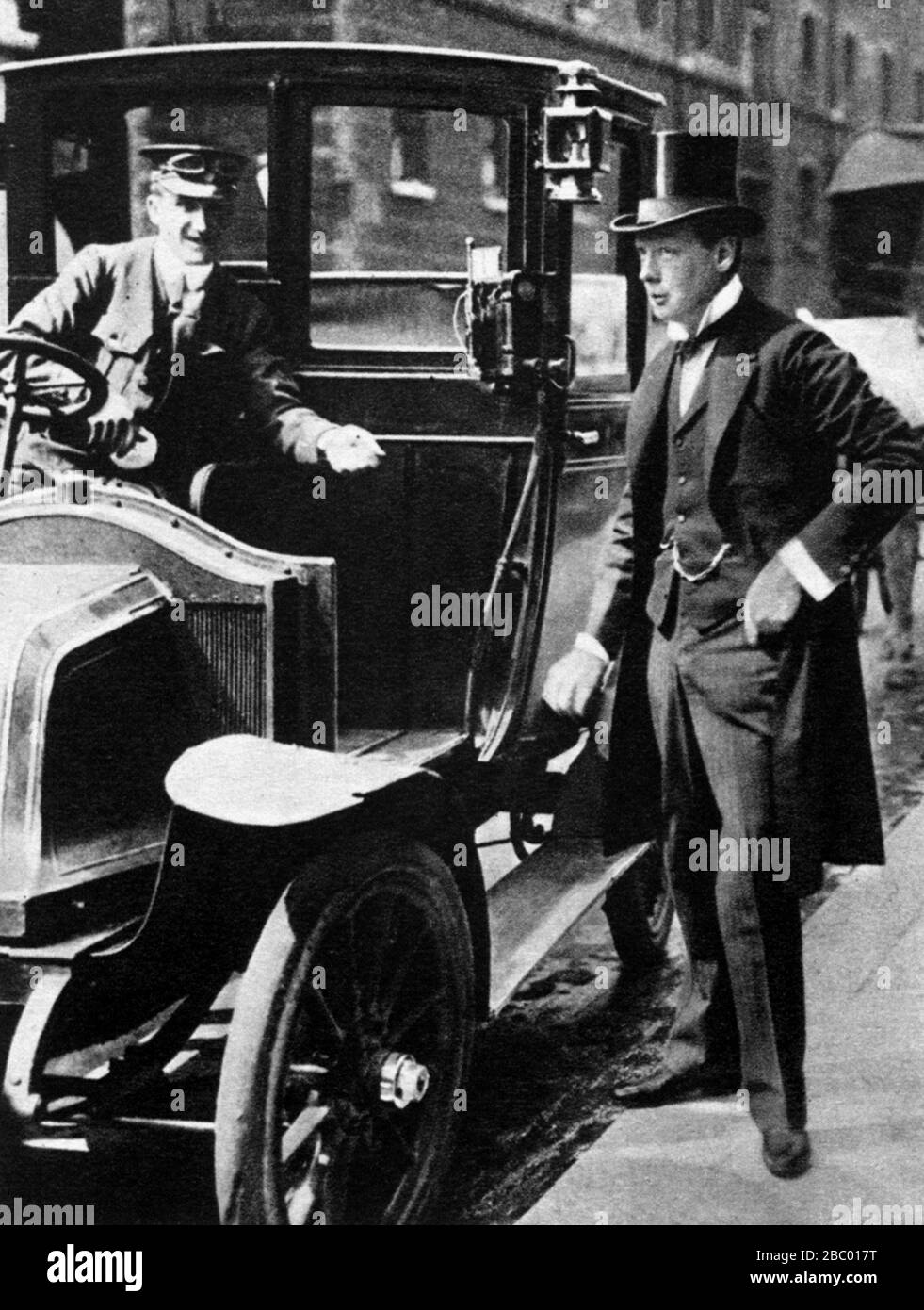 Winston Churchill arriving at Caxton Hall to obtain his marriage documents. 1908 Stock Photo