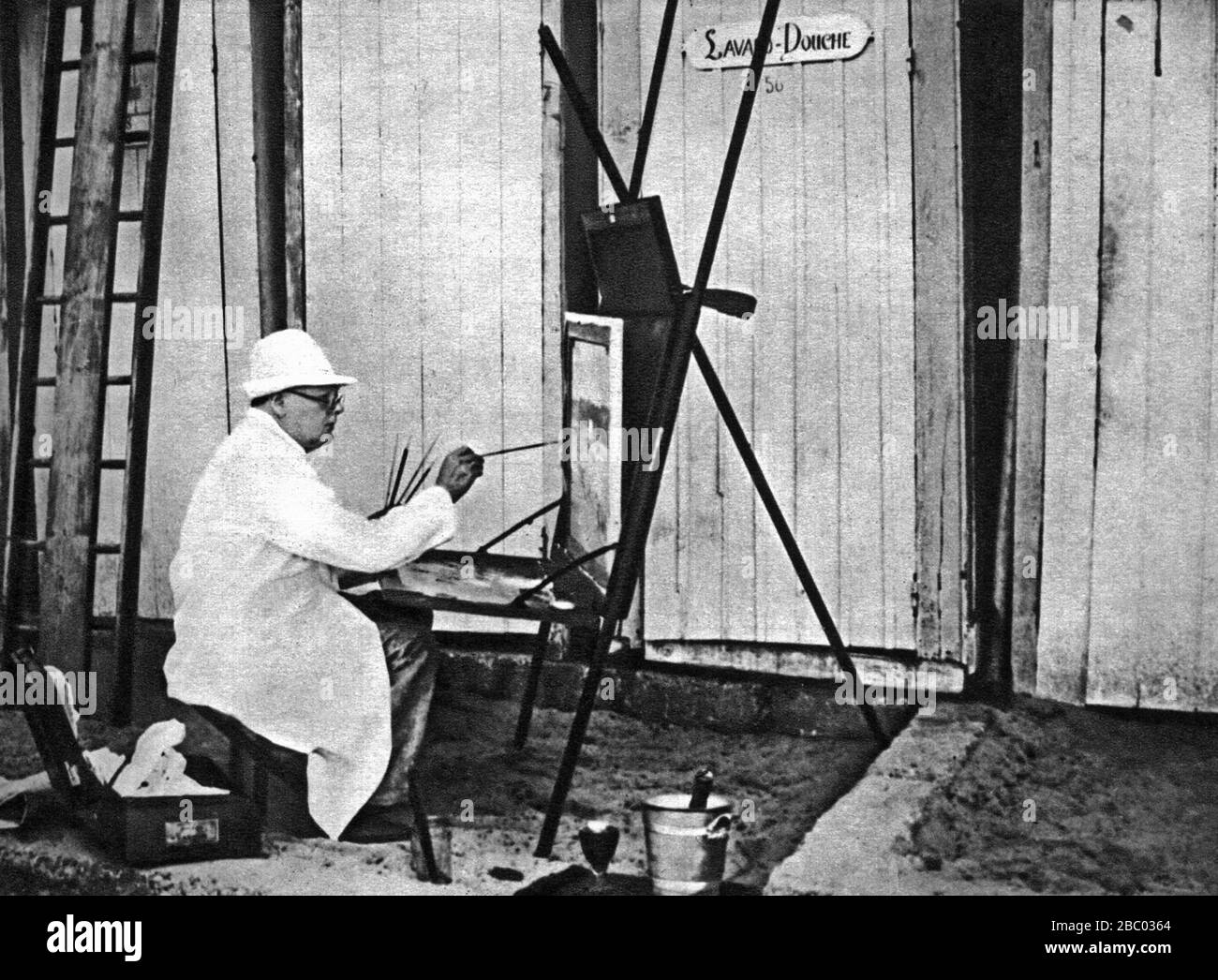 Winston Churchill painting by the bathing huts at Cap D'Antibes, French Riviera.  1932 Stock Photo