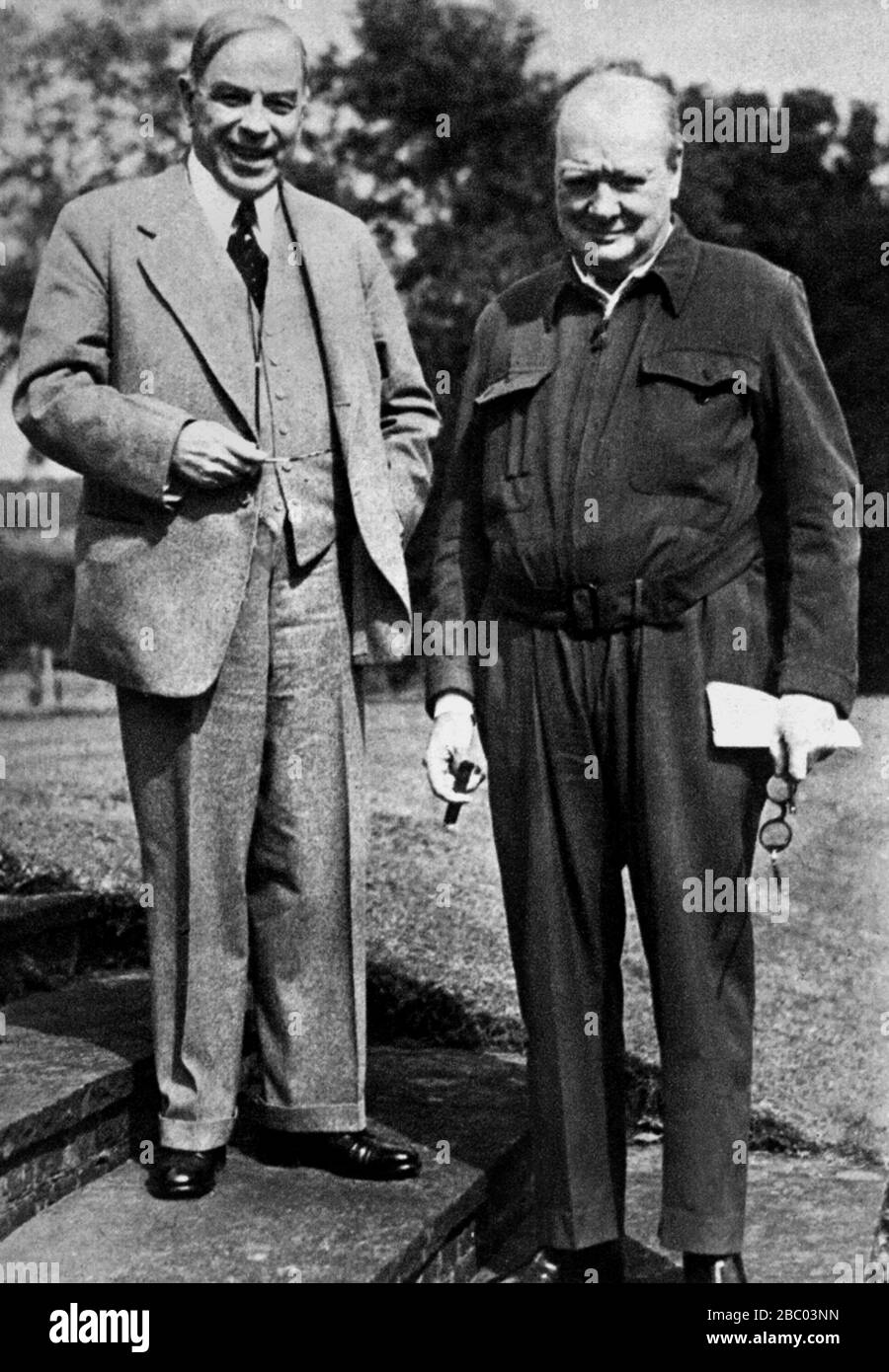 Winston Churchill in the gardens of Chequers with the Canadian Prime Minister, Mackenzie King. August 1941. Stock Photo