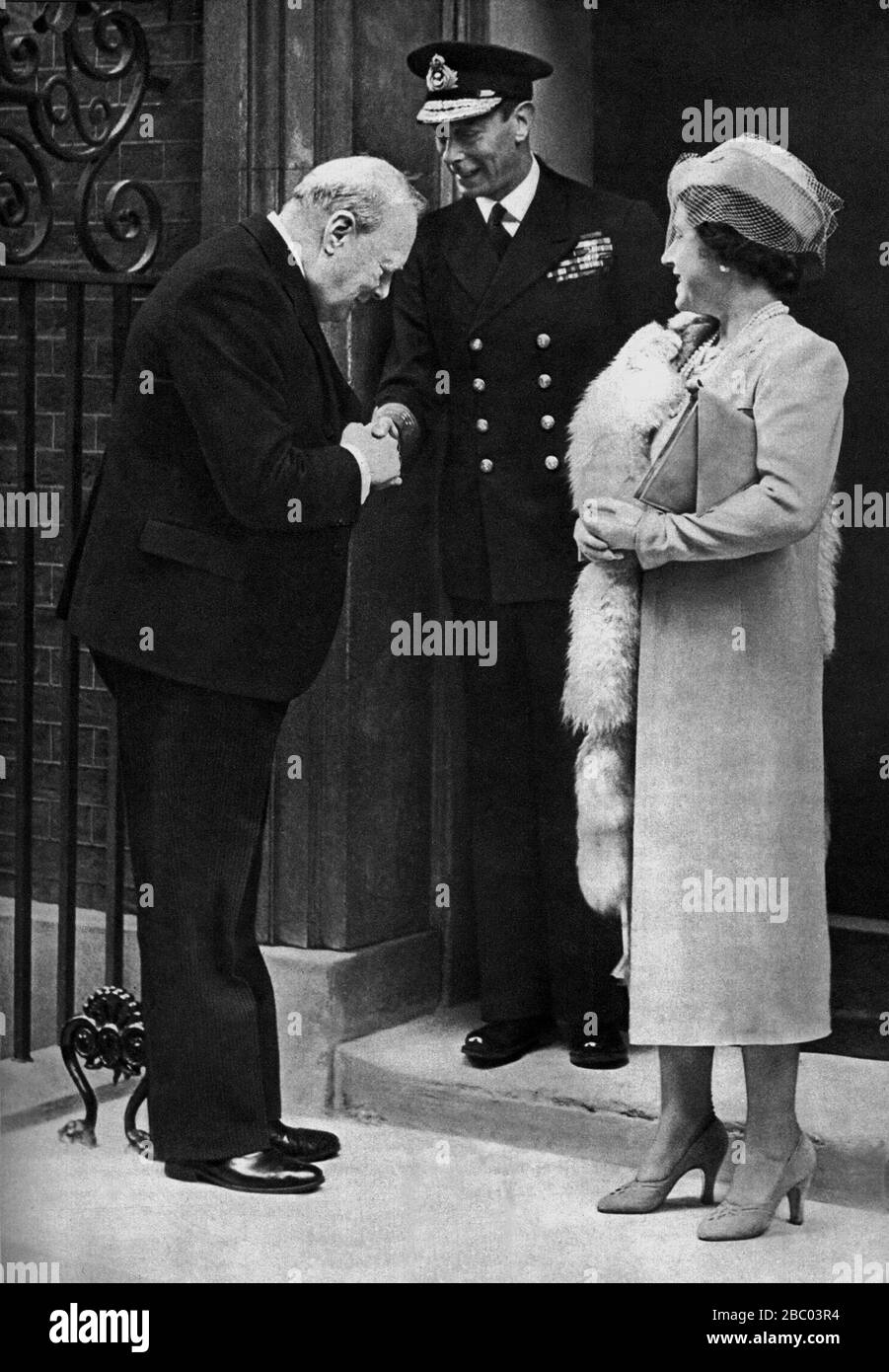 Winston Churchill with King George Vl and the Queen outside 10,  Downing Street. 28th October 1941 Stock Photo