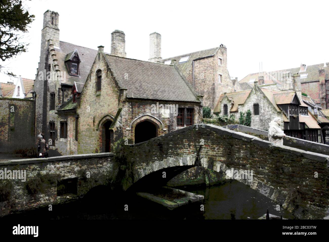 Bonifatiusbrug (Boniface Bridge): a pretty little old bridge over the Bakkersrei canal at the corner of Hof Arents (Arents Park), Brugge, Belgium Stock Photo