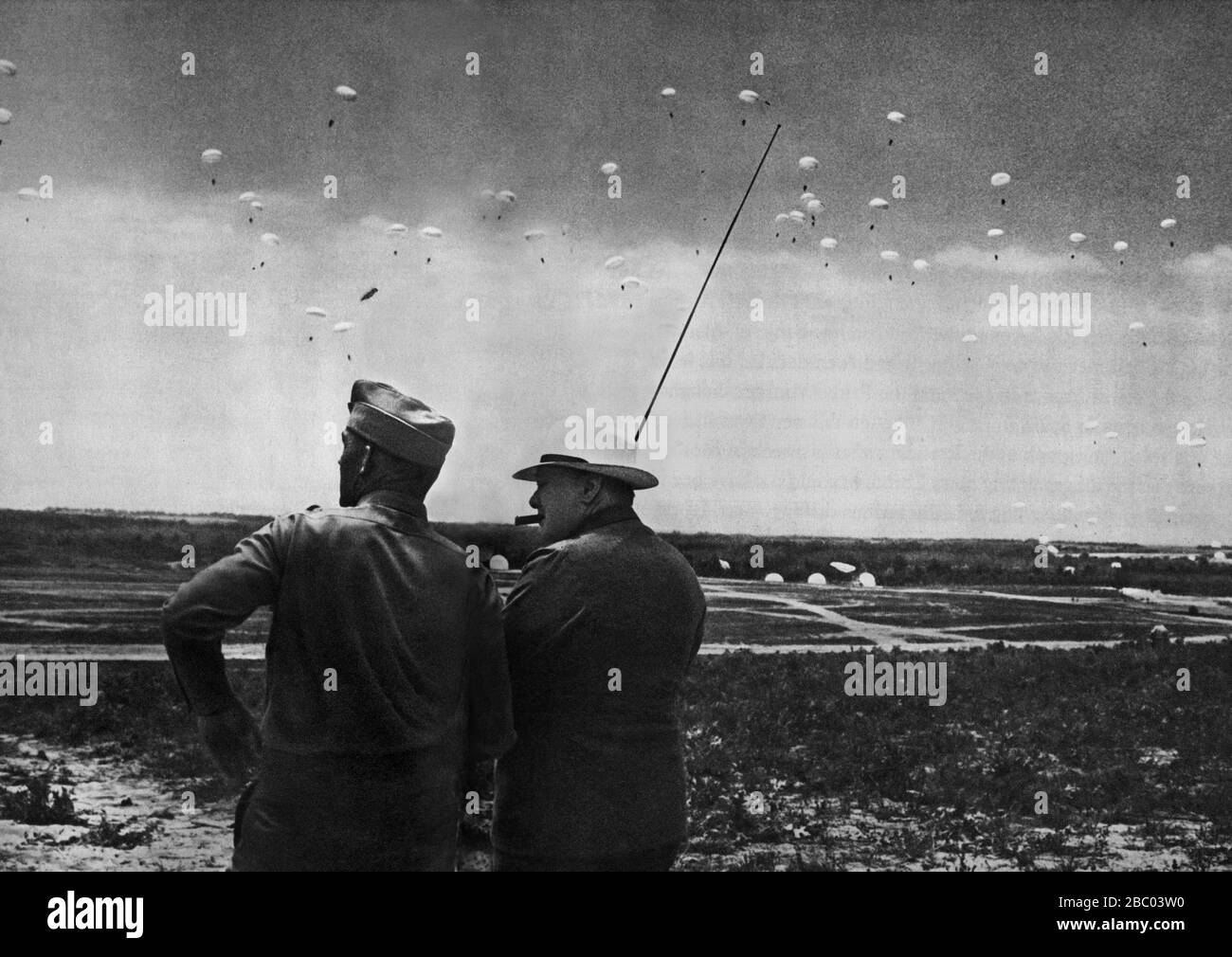 Churchill returned to the US. Here he is watching paratroop manoeuvres with Brigadier William C. Lee at Fort Jackson, South Carolina. 26th June 1942 Stock Photo