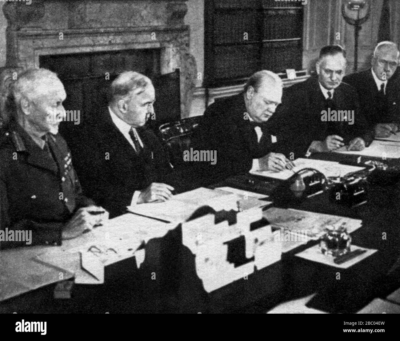 Churchill signing an agreement for Commonwealth solidarity with General Smuts, MacKenzie King and Prime Ministers of Australia and New Zealand.16/5/44 Stock Photo
