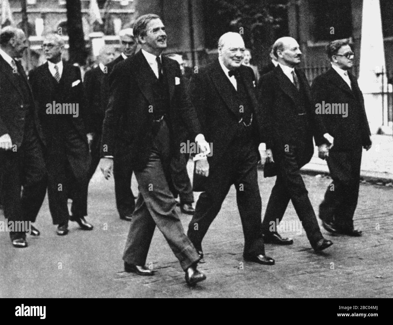 winston-churchill-with-anthony-eden-clement-atlee-and-herbert-morrison-15th-august-1945-the-day-of-the-japanese-surrender-2BC04MJ.jpg