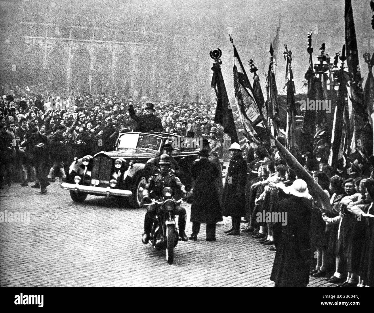 Winston Churchill cheered by the crowd as he is driven through Brussels.16th November 1945 Stock Photo