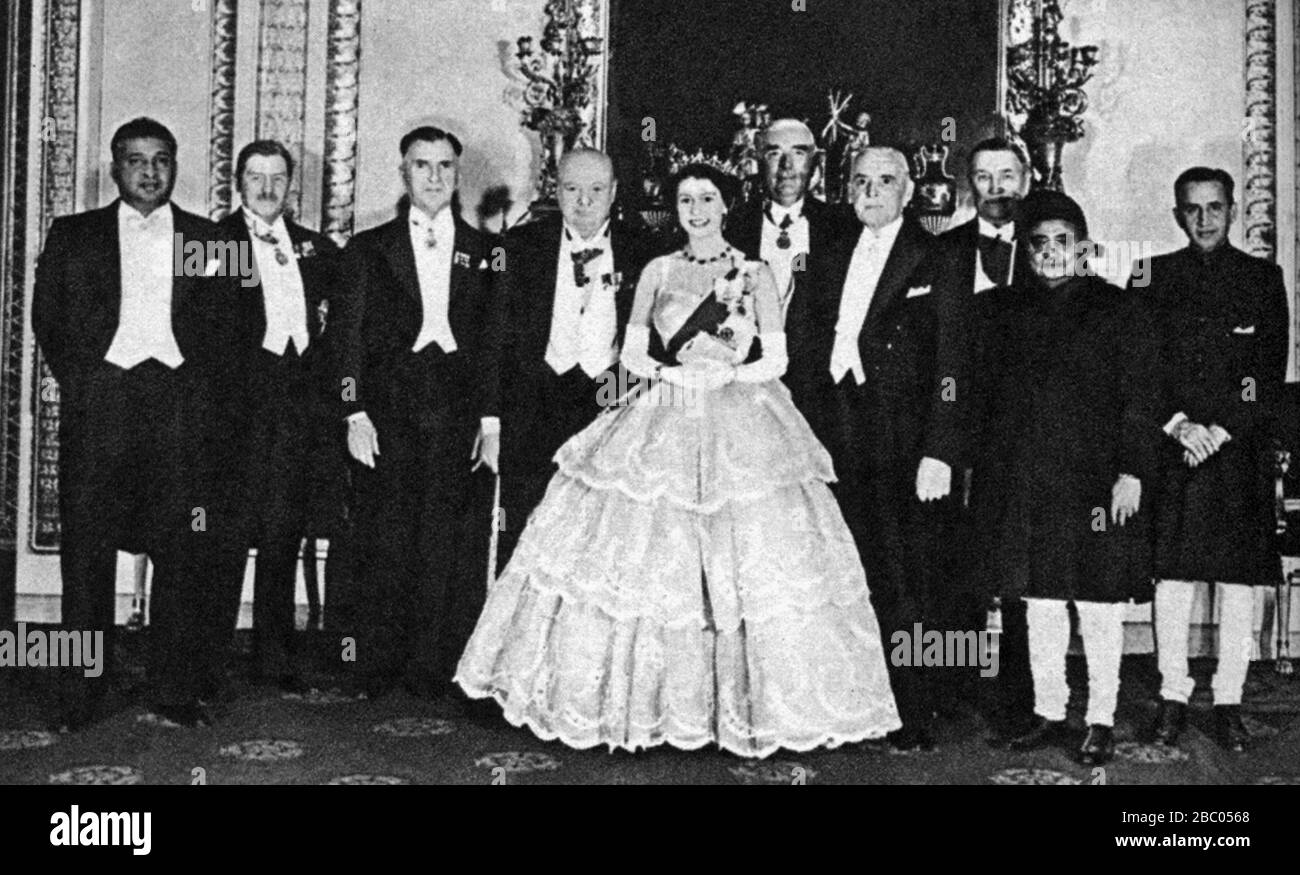 Churchill withThe Queen + 7 Commonwealth PMs :Mr Senanayake, G.Huggins, Mr.Holland(NZ), Mr St Laurent, Mr Havenga, Mr Nazimuddin, Mr Deshmukh.4/12/'52 Stock Photo