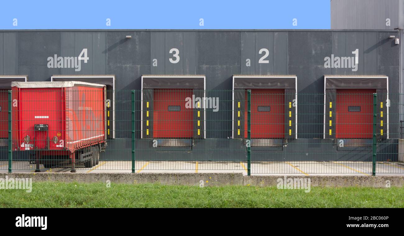Unloading platform hi-res stock photography and images - Alamy