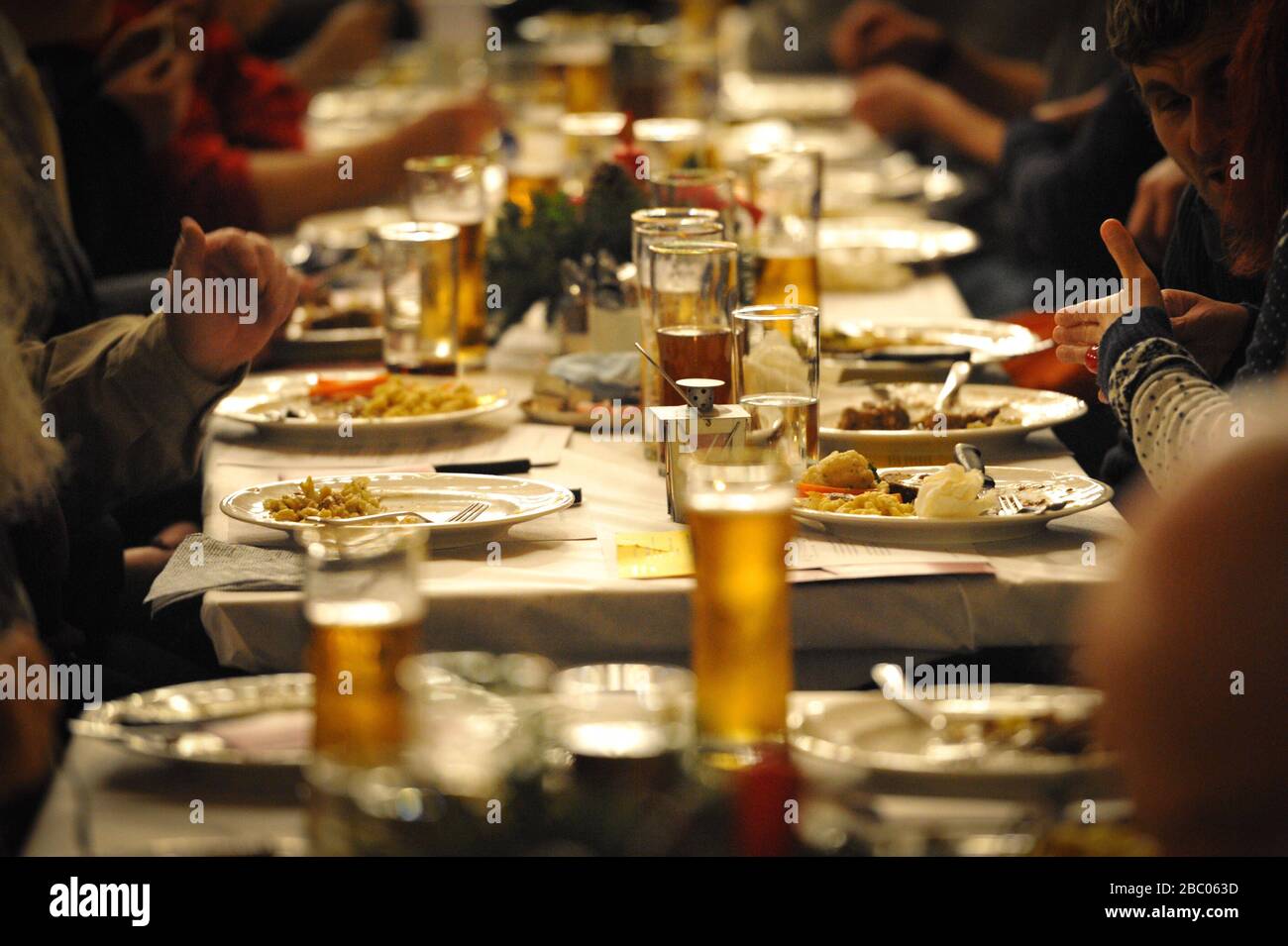 The Catholic Men's Welfare Association Munich e. V. (KMFV) has invited homeless and needy people to the Christmas party on Christmas Eve at the Munich Hofbräuhaus. [automated translation] Stock Photo