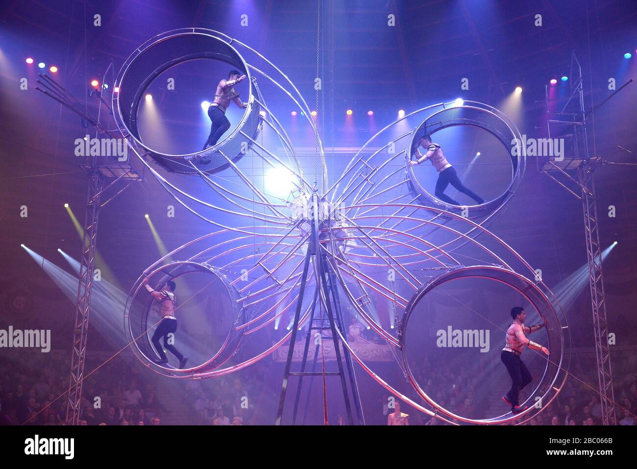 The troupe Mustafa Danguir on the four-man Giga giant wheel at the first winter premiere of Circus Krone in Munich. [automated translation] Stock Photo