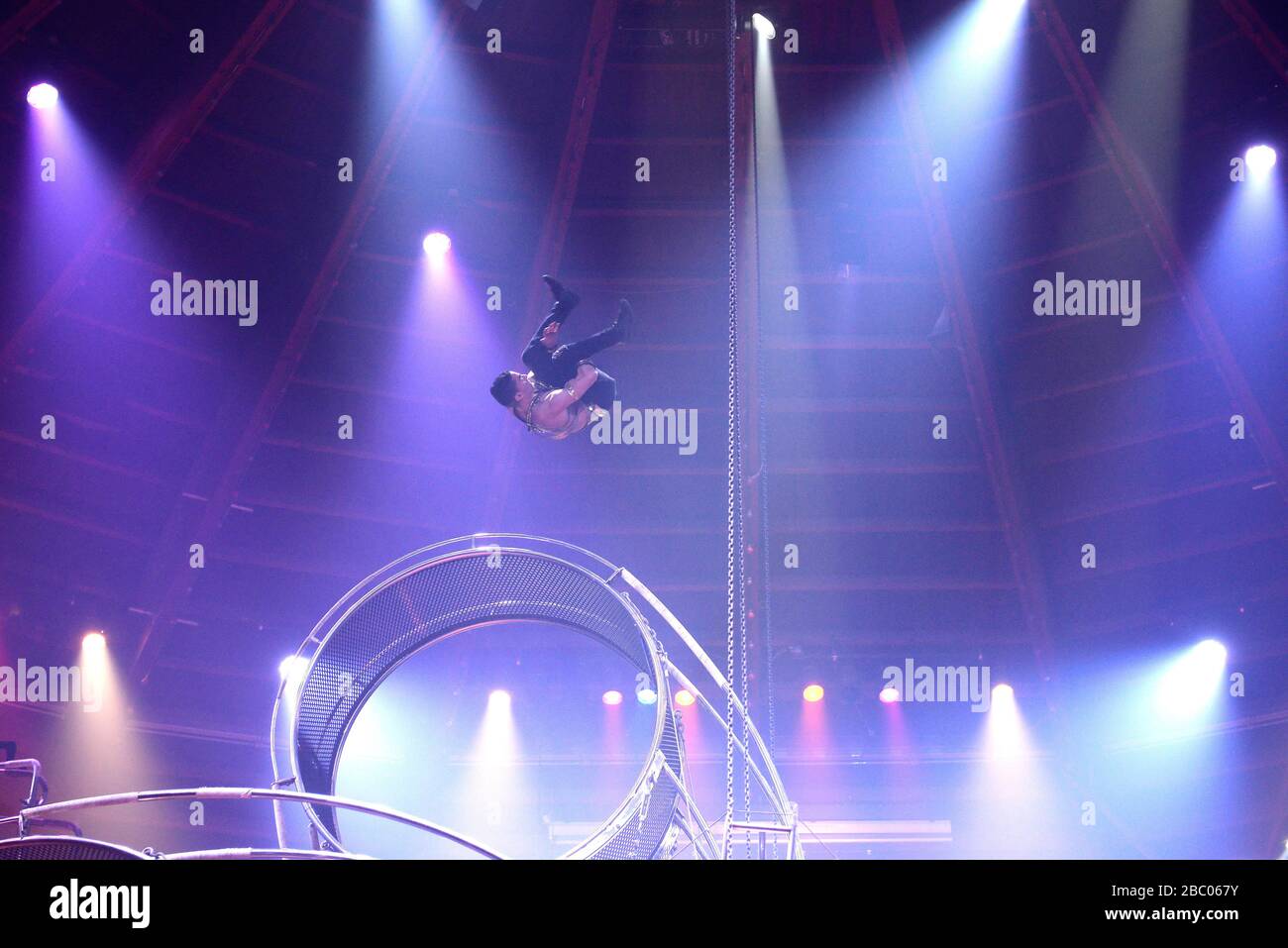 The troupe Mustafa Danguir on the four-man Giga giant wheel at the first winter premiere of Circus Krone in Munich. [automated translation] Stock Photo