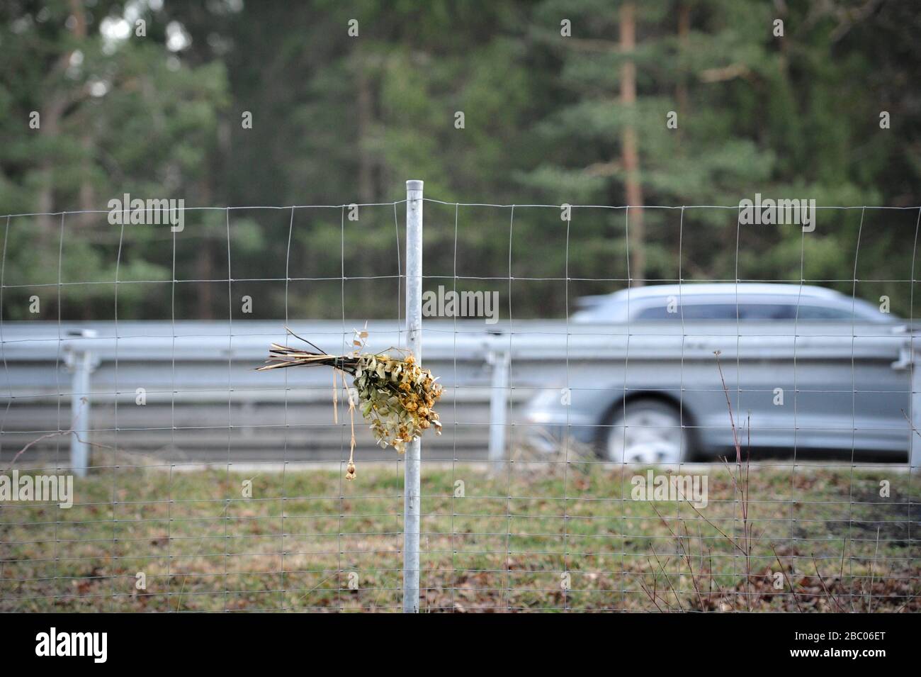 On the way on the A95 from Munich towards Garmisch. A lot of accidents happen on this route, which is very popular with Rasern. At the fence that separates the Olympic road from the motorway, someone has put up flowers to commemorate the accident victim. [automated translation] Stock Photo