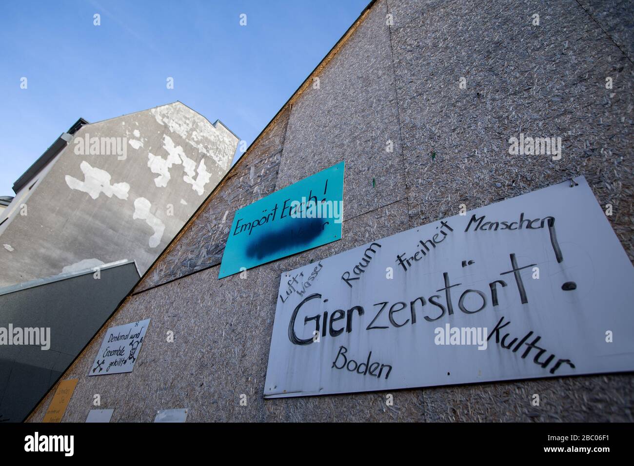 Statements of protest at the gap between buildings at Obere Grasstraße 1 in Giesing after the illegal demolition of the historic clockmaker's house from 1840 by an unscrupulous construction crew. [automated translation] Stock Photo