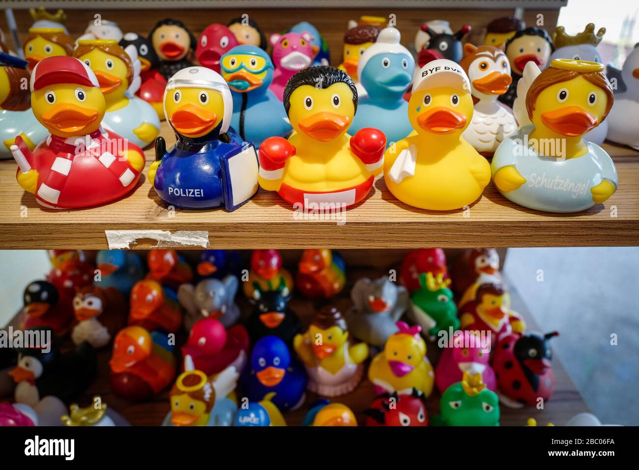 On the way on the A95 from Munich in the direction of Garmisch. A lot of accidents happen on this route, which is very popular with Rasern. Here finds at the motorway service station Höhenrain. Rubber ducks for every situation. [automated translation] Stock Photo
