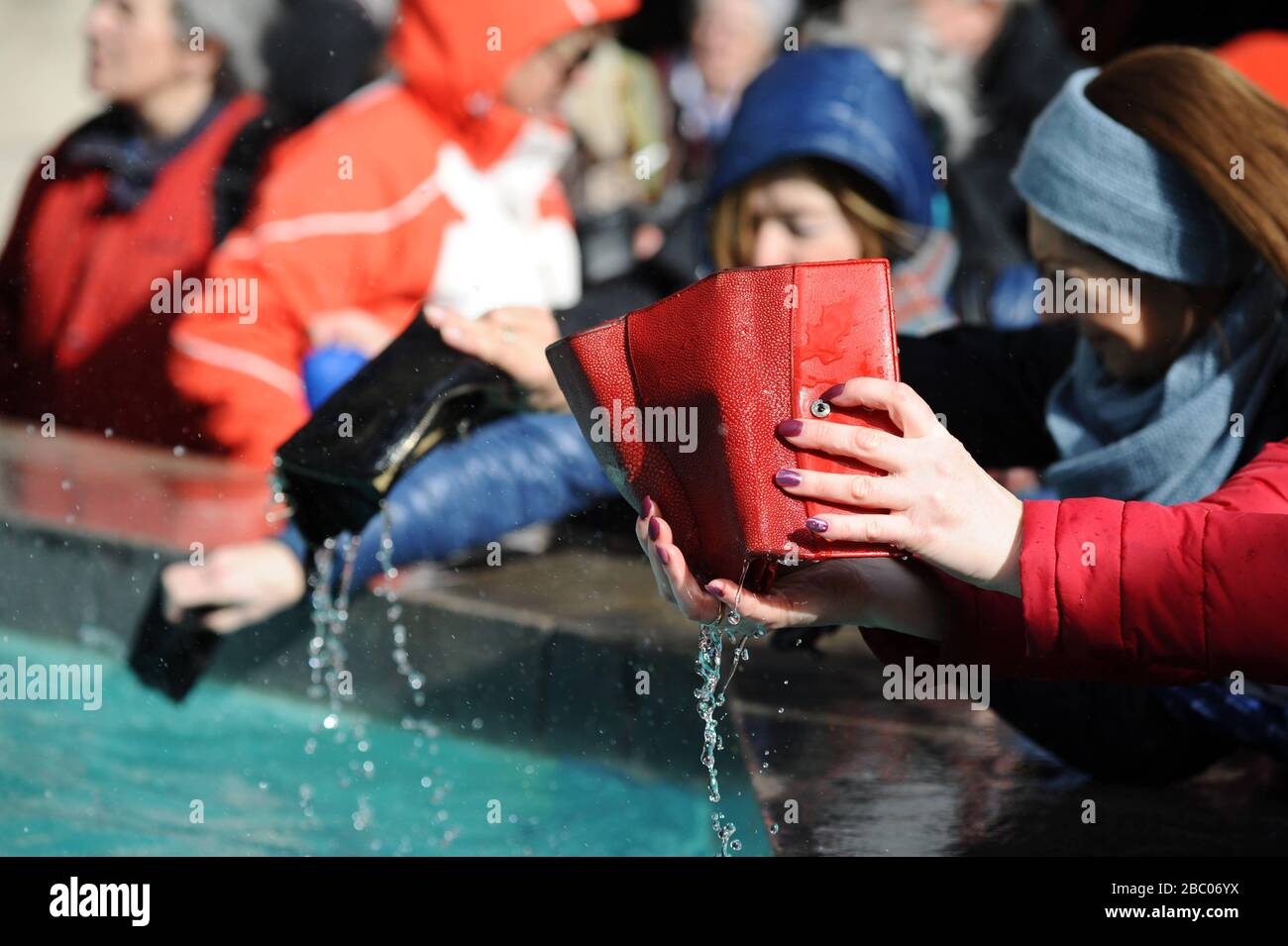 On Ash Wednesday, Munich's citizens cultivate the custom of washing their wallets at the Fischbrunnen on Marienplatz: numerous citizens follow the example of Lord Mayor Dieter Reiter and City Treasurer Christoph Frey and dip their wallets into cold water to refill them symbolically. [automated translation] Stock Photo