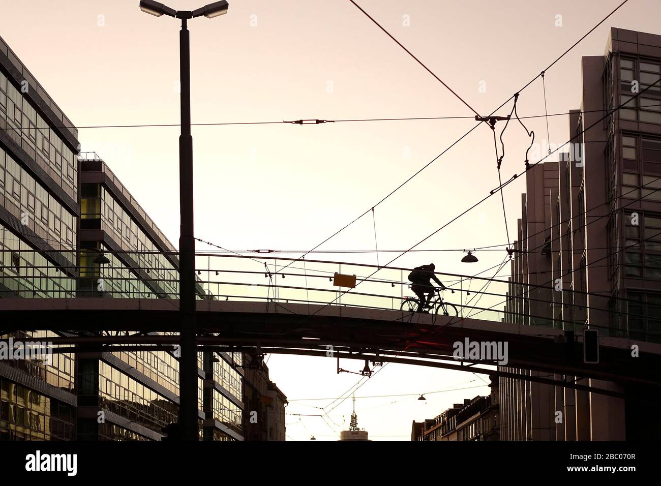 The pedestrian and cyclist bridge over Landsberger Straße at the level of the European Patent Office, photographed in the light of the setting evening sun. [automated translation] Stock Photo