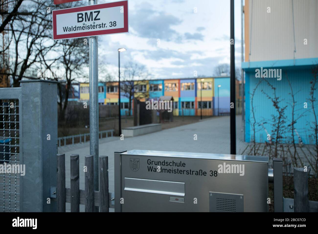 Admission of the primary school in Waldmeisterstraße in Munich. Due to the corona virus, this school is also closed in Bavaria until further notice. [automated translation] Stock Photo