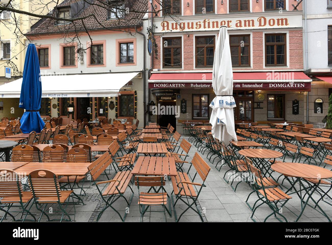 The beer garden in front of the restaurant 'Augustiner am Dom' in downtown Munich is deserted due to the corona crisis. [automated translation] Stock Photo