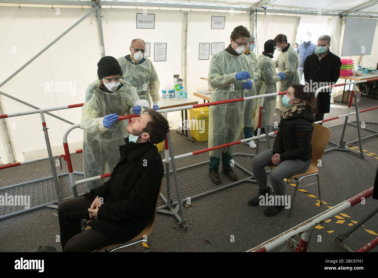 Start of the drive-in/walk-through test station for suspected corona in people in system-critical professions, operated by the Tropical Institute at the LMU Clinic in Georgenstraße. The picture shows patients in the test tent taking a nasal swab (employees of the Tropical Institute simulate this here as models). [automated translation] Stock Photo