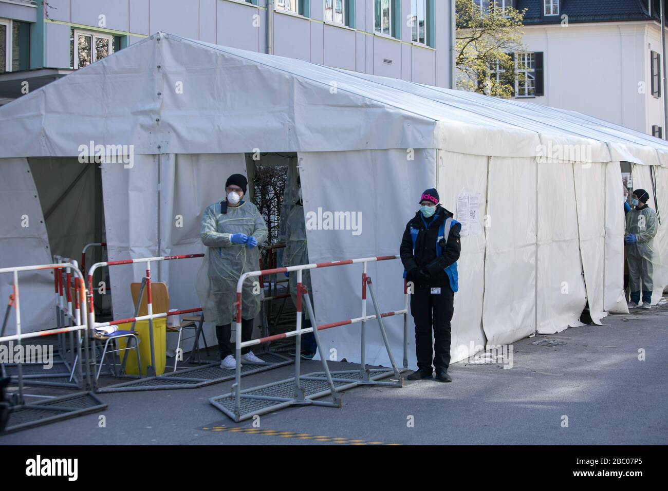 Start of the drive-in/walk-through test station for suspected corona in people in system-critical professions, operated by the Tropical Institute at the LMU Clinic in Georgenstraße. The picture shows the test tent. [automated translation] Stock Photo