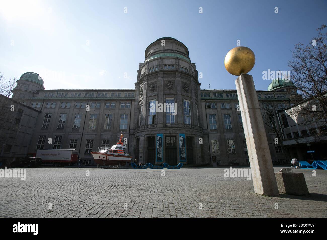 Due to the restrictions in public life in the face of the Corona pandemic, Munich's streets and squares are almost deserted. The picture shows the inner courtyard of the Deutsches Museum. [automated translation] Stock Photo