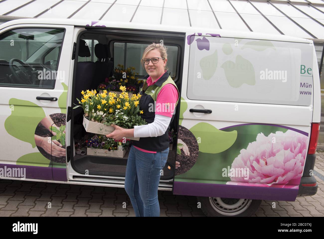 The Berchtenbreiter nursery in Obergiesing has set up a flower taxi to supply its customers with flowers during the corona-related exit restrictions. The picture shows Alexandra Berchtenbreiter with a spring mix box with ranunculus, primroses, forget-me-nots and bulbous flowers. [automated translation] Stock Photo