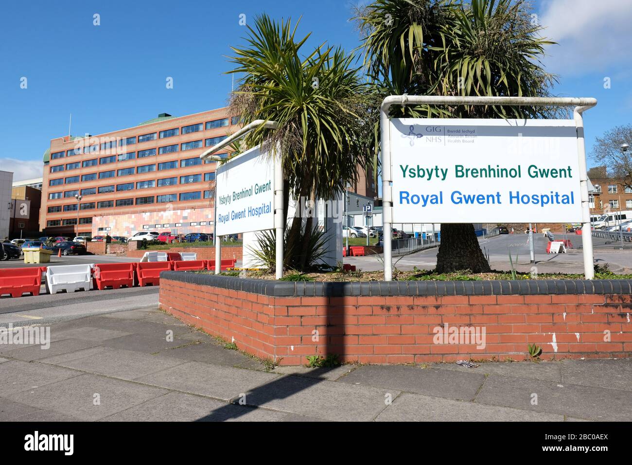 Newport, Gwent, Wales, UK – Thursday 2nd April 2020 – The Royal Gwent Hospital run by the Aneurin Bevan University Health Board ( ABUHB ). As at 1st April 2020 there were 681 confirmed cases of Coronavirus in the ABUHB area, out of a local population of 591,225 making Newport a Coronavirus hotspot.   Photo Steven May / Alamy Live News Stock Photo