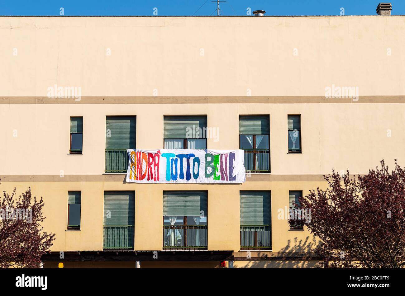 Banner ‘andrà tutto bene’, italian message of hope in coronavirus times on a facade of a house Stock Photo