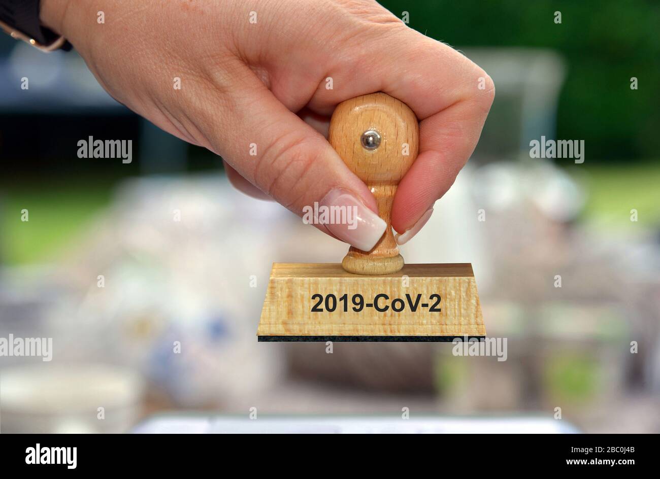 Hand mit Stempel, Frauenhand, Aufschrift: 2019-CoV-2, Corona, Coronavirus, Infektion, Fluenza, Grippe, Stock Photo