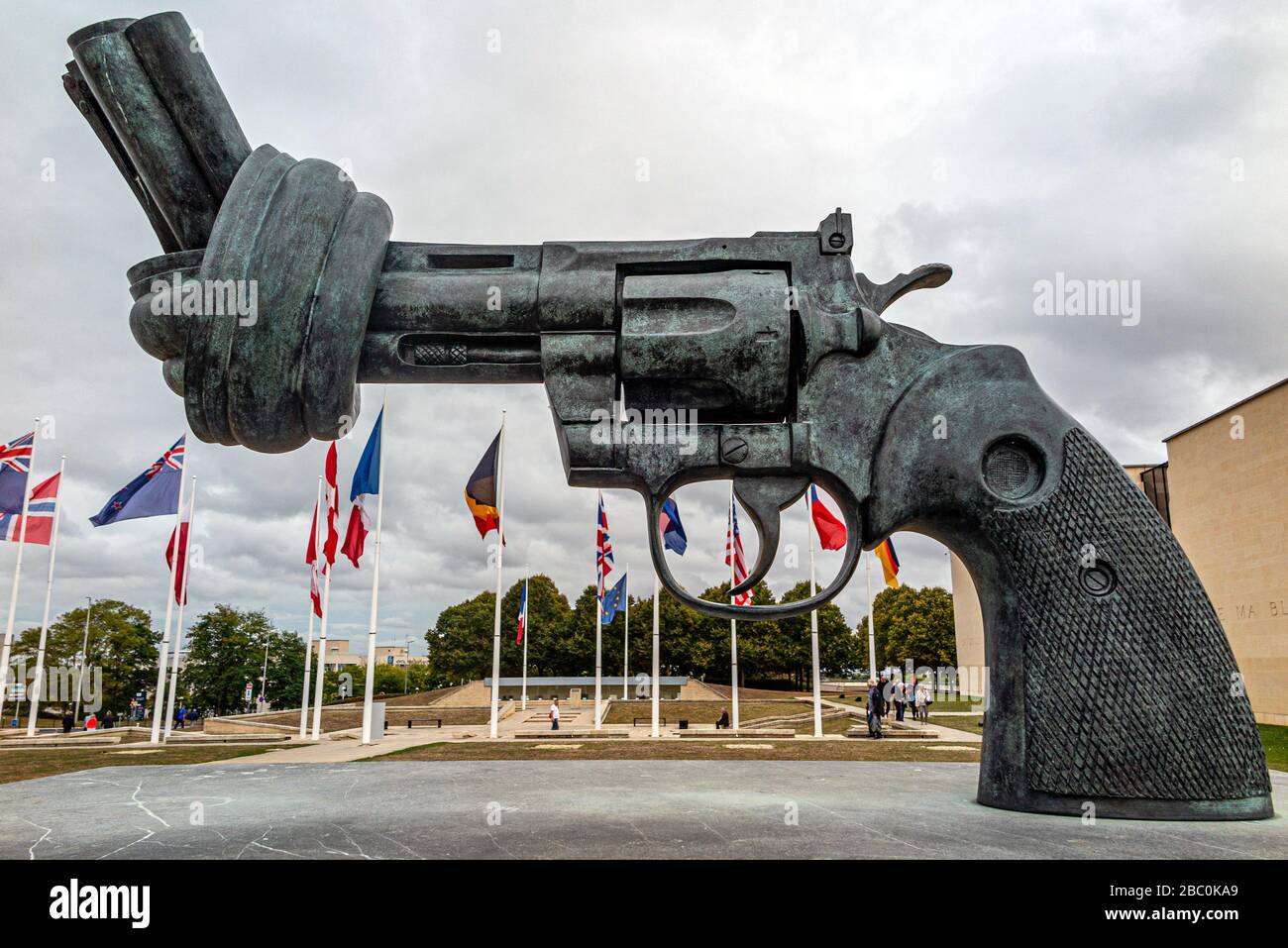 'NON VIOLENCE', REVOLVER WITH A KNOTTED BARREL, REPLICA OF THE SCULPTURE MADE BY THE SWEDISH ARTIST CARL FREDRIK REUTERSWARD FOLLOWING THE MURDER OF HIS FRIEND JOHN LENNON, CAEN MEMORIAL, CALVADOS (14), FRANCE Stock Photo